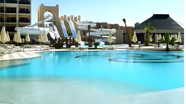 Zjeżdżalnie wodne przy basenie w Steigenberger Aqua Magic