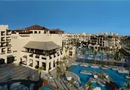 Fasada i wejście do hotelu Steigenberger Aqua Magic