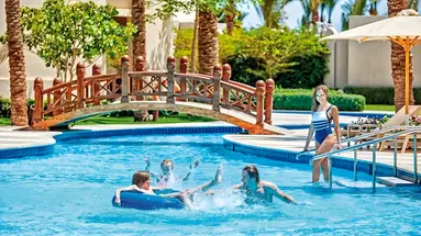 Basen przy hotelu Steigenberger Aqua Magic