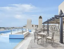 Strefa wypoczynkowa przy basenie Steigenberger Aqua Magic