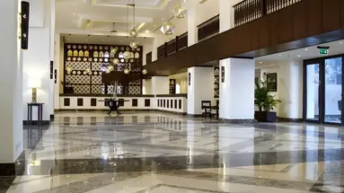 Wnętrze lobby w hotelu Steigenberger Aqua Magic