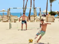 Gra w piłkę nożną na plaży Steigenberger Aqua Magic