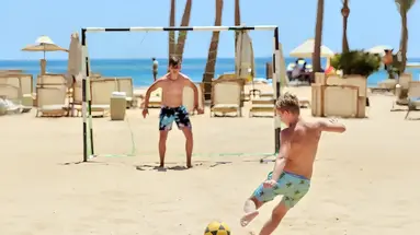 Gra w piłkę nożną na plaży Steigenberger Aqua Magic