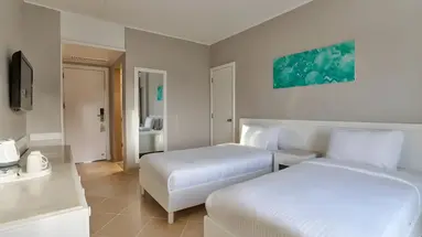 Pokój gościnny z dwoma łóżkami w Steigenberger Aqua Magic