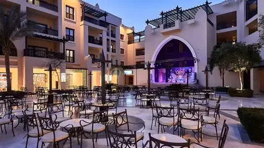 Scena plenerowa w courtyard Steigenberger Aqua Magic
