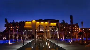 Fasada hotelu Steigenberger Aqua Magic nocą