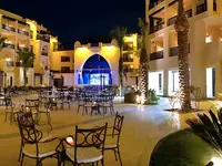 Wieczorny widok na dziedziniec hotelu Steigenberger Aqua Magic