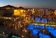 Fasada i wejście do hotelu Steigenberger Aqua Magic