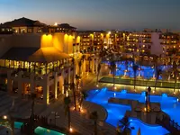 Widok na budynki i baseny Steigenberger Aqua Magic