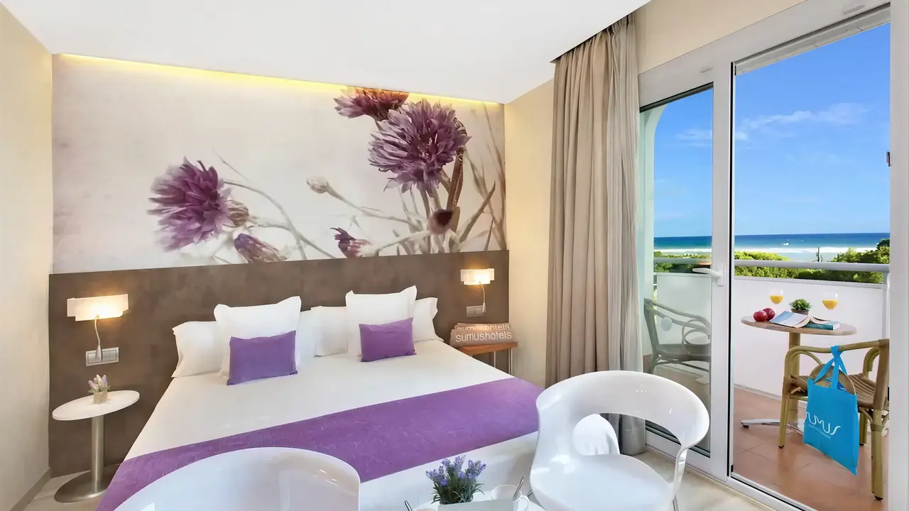 Sypialnia z widokiem na balkon w Sumus Monteplaya