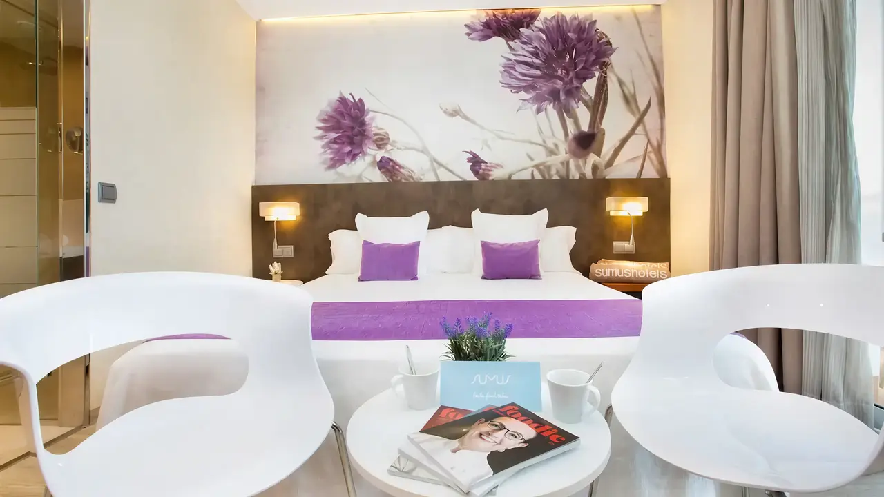 Sypialnia w hotelu Sumus Monteplaya z fioletowymi akcentami