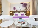 Sypialnia w hotelu Sumus Monteplaya z fioletowymi akcentami