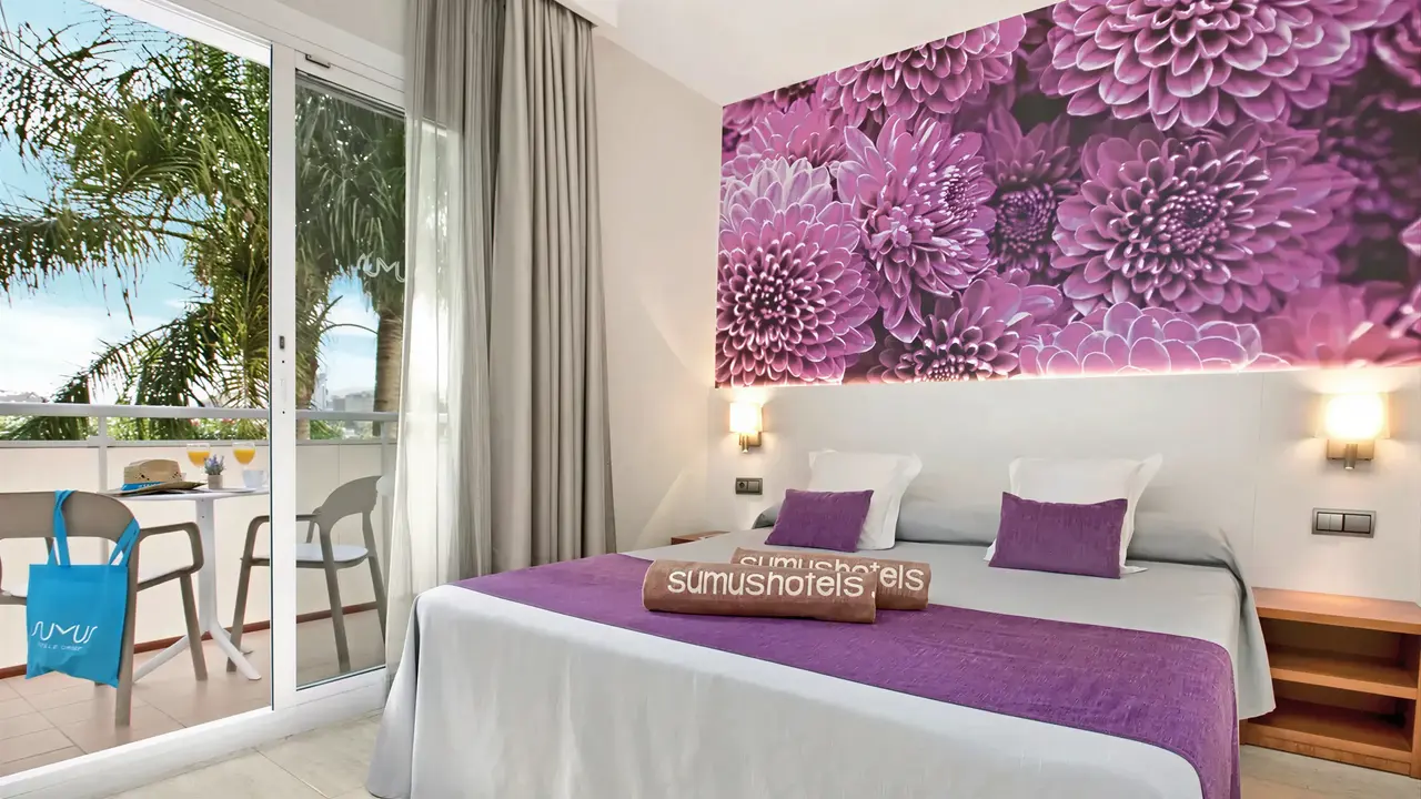Sypialnia z widokiem na balkon w Sumus Monteplaya