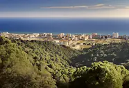 Panorama miasta i Sumus Monteplaya nad morzem