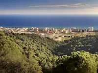 Panorama miasta i Sumus Monteplaya nad morzem