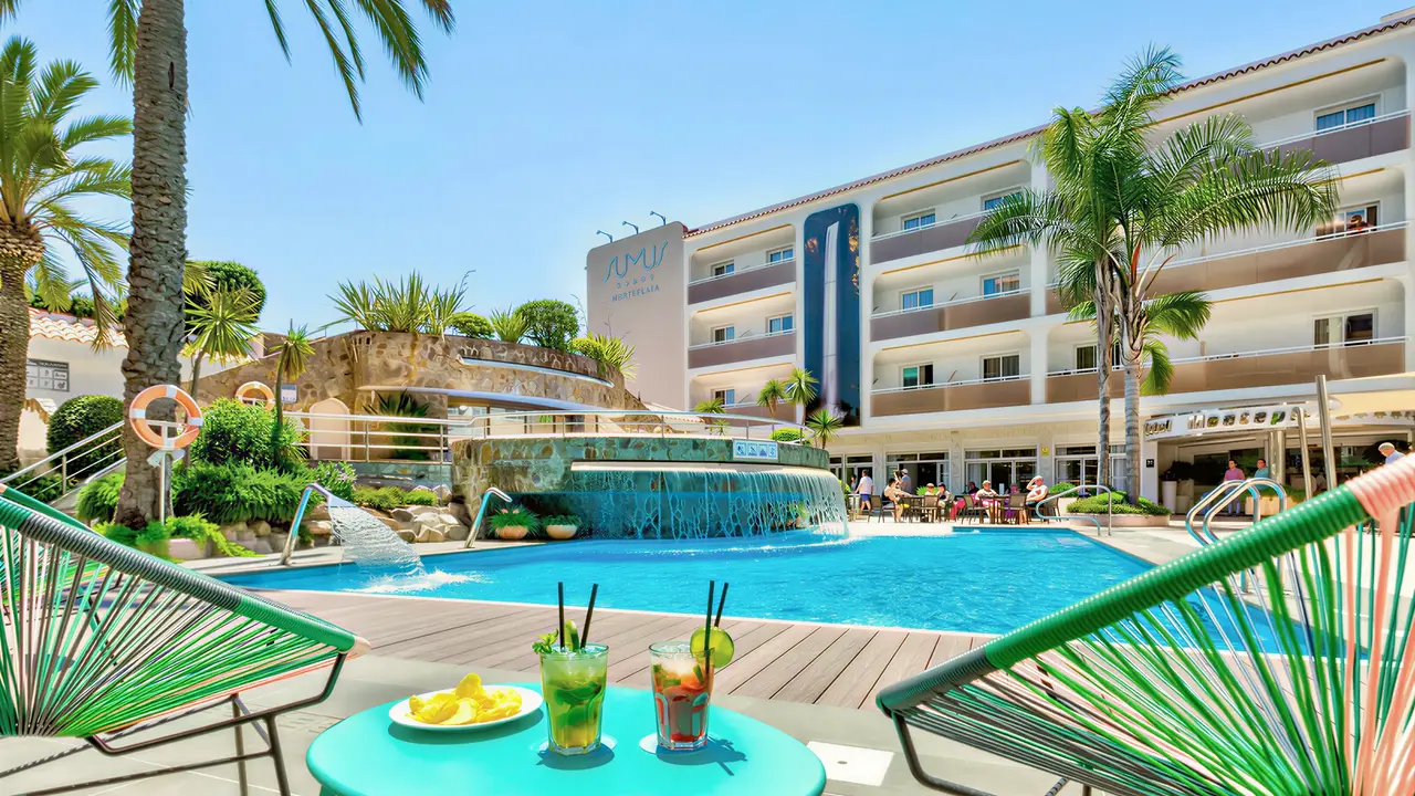 Basen i leżaki w hotelu Sumus Monteplaya