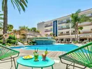 Basen i leżaki w hotelu Sumus Monteplaya