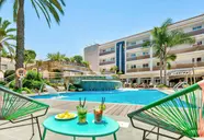 Basen i leżaki w hotelu Sumus Monteplaya