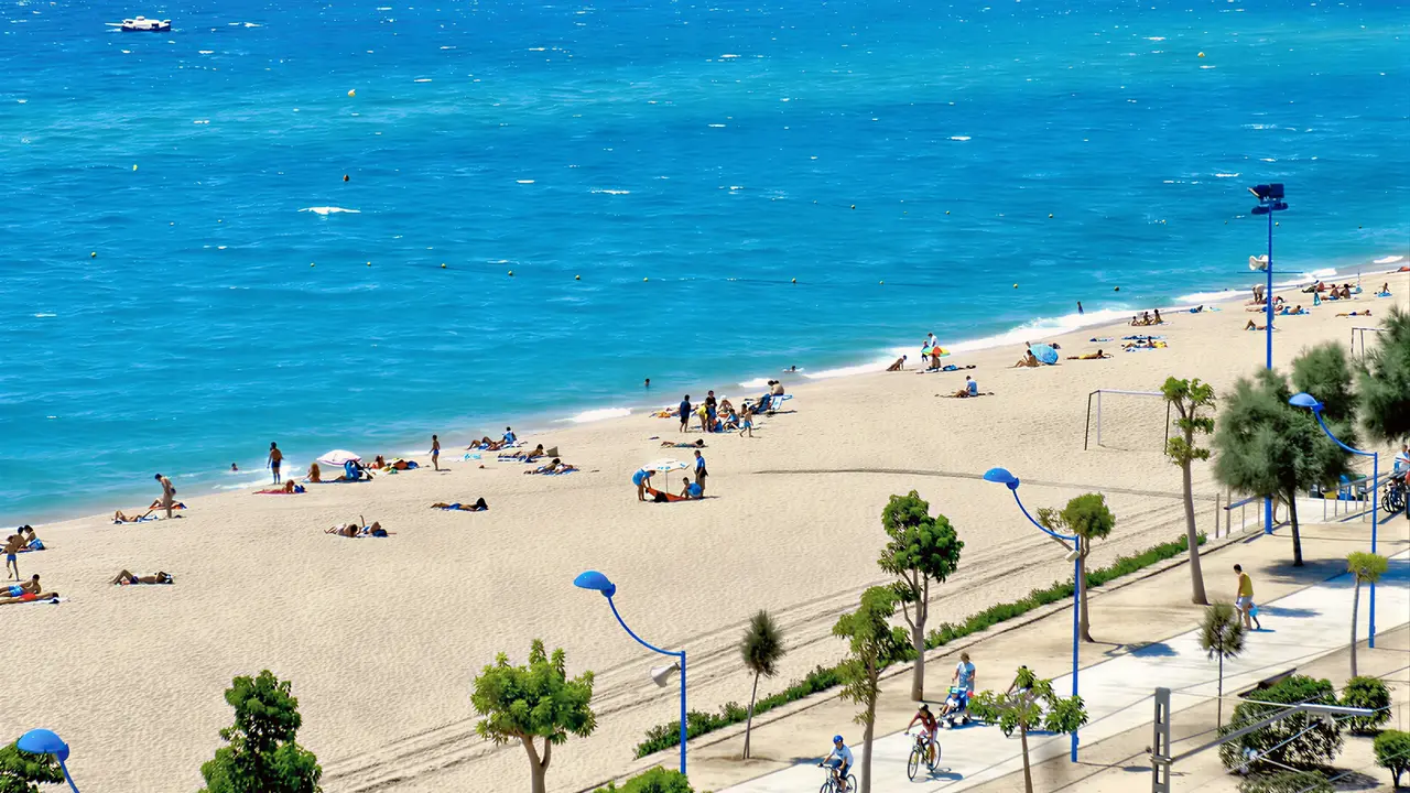 Piaszczysta plaża i morze przy Sumus Monteplaya