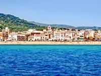 Plaża i zabudowania w okolicy Sumus Monteplaya