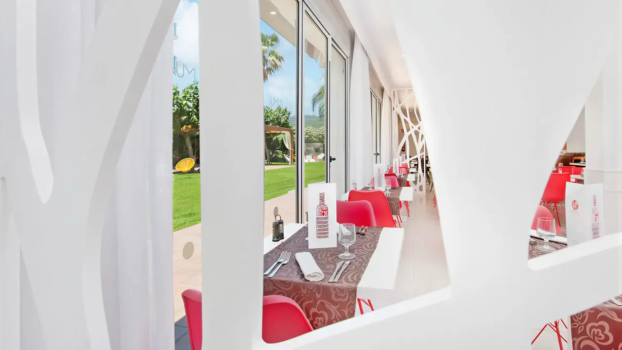 Stolik w restauracji w hotelu Sumus Monteplaya