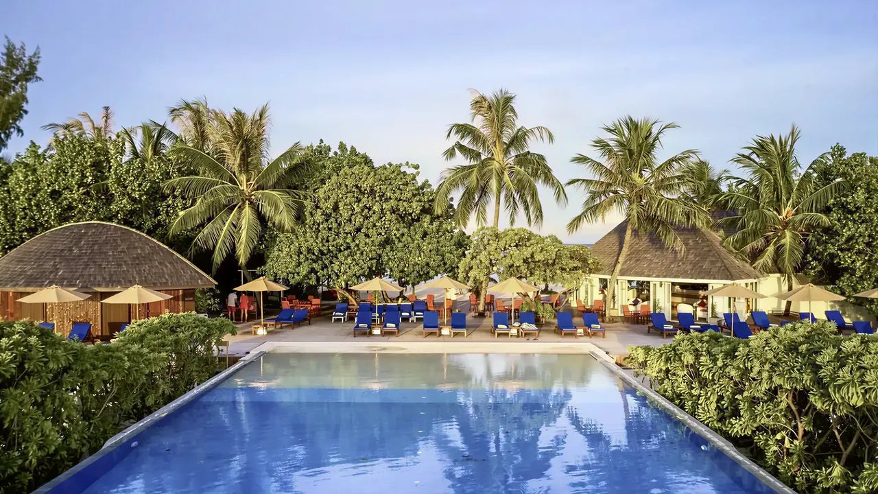 Basen i leżaki w hotelu Sun Siyam Olhuveli