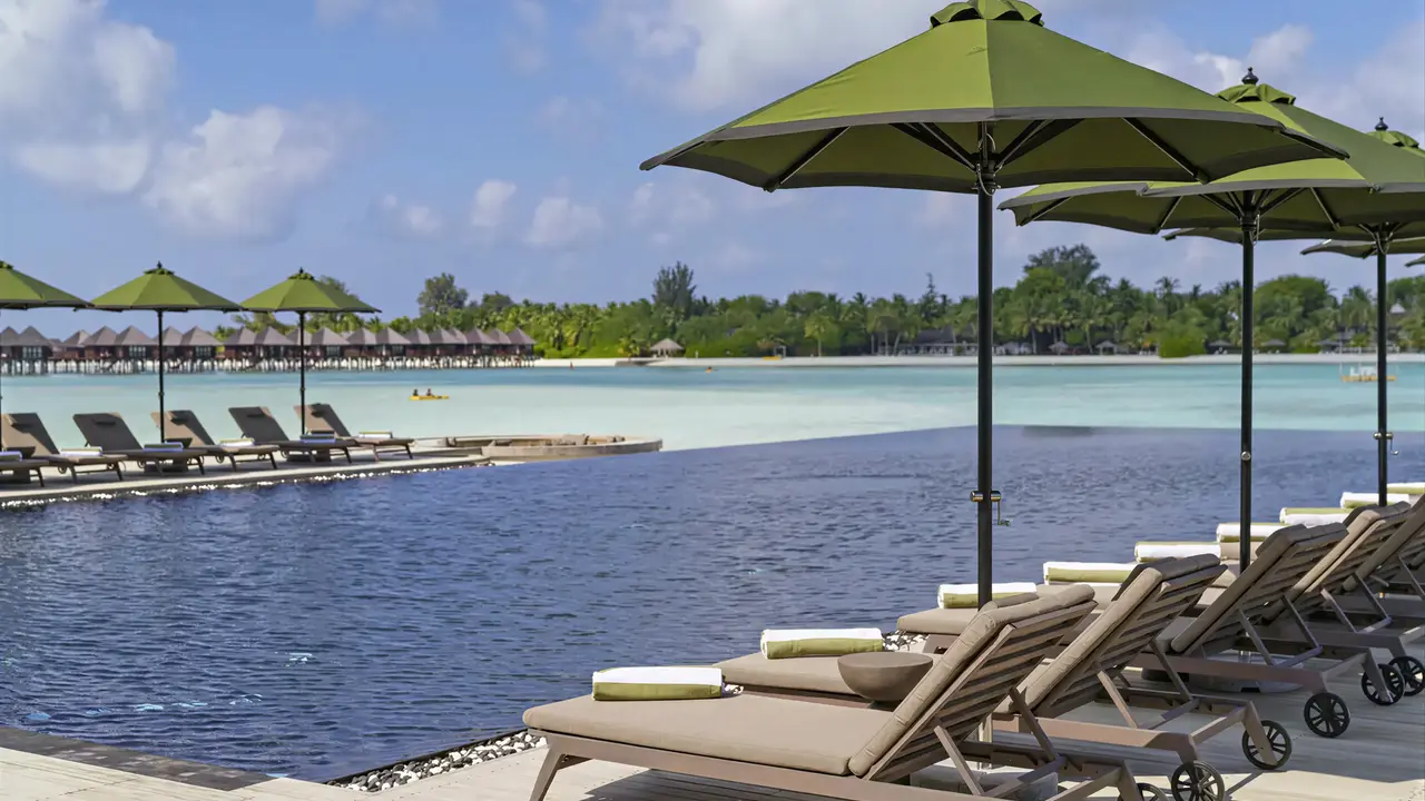 Basen i leżaki z parasolami w Sun Siyam Olhuveli