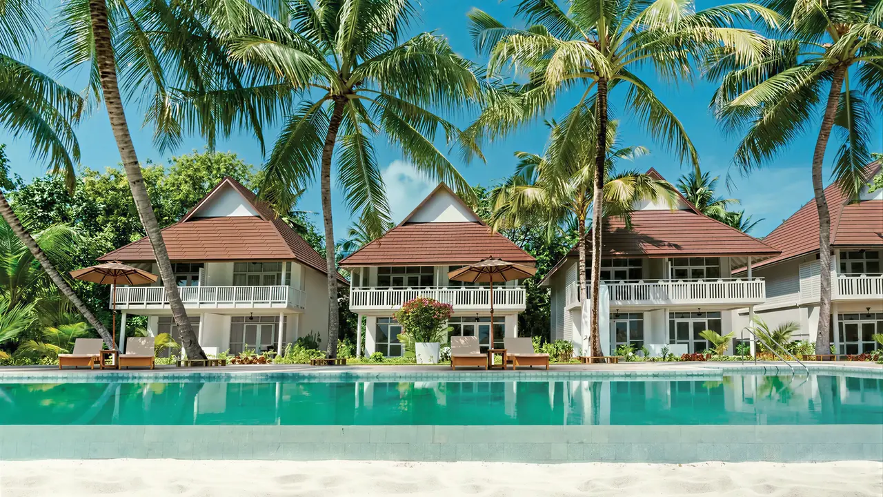 Basen i domki w Sun Siyam Olhuveli