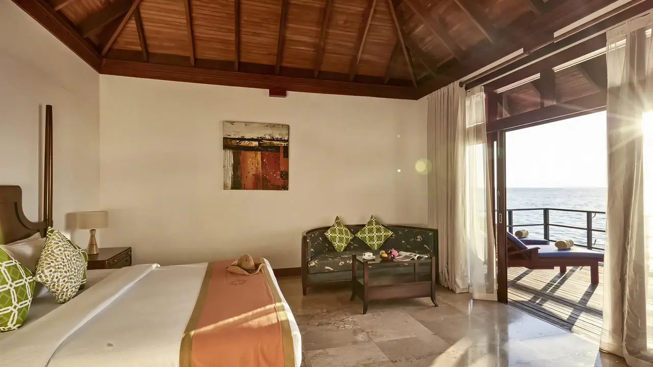 Przytulna sypialnia w Sun Siyam Olhuveli z widokiem na morze