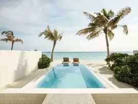 Prywatny basen i leżaki w Sun Siyam Olhuveli