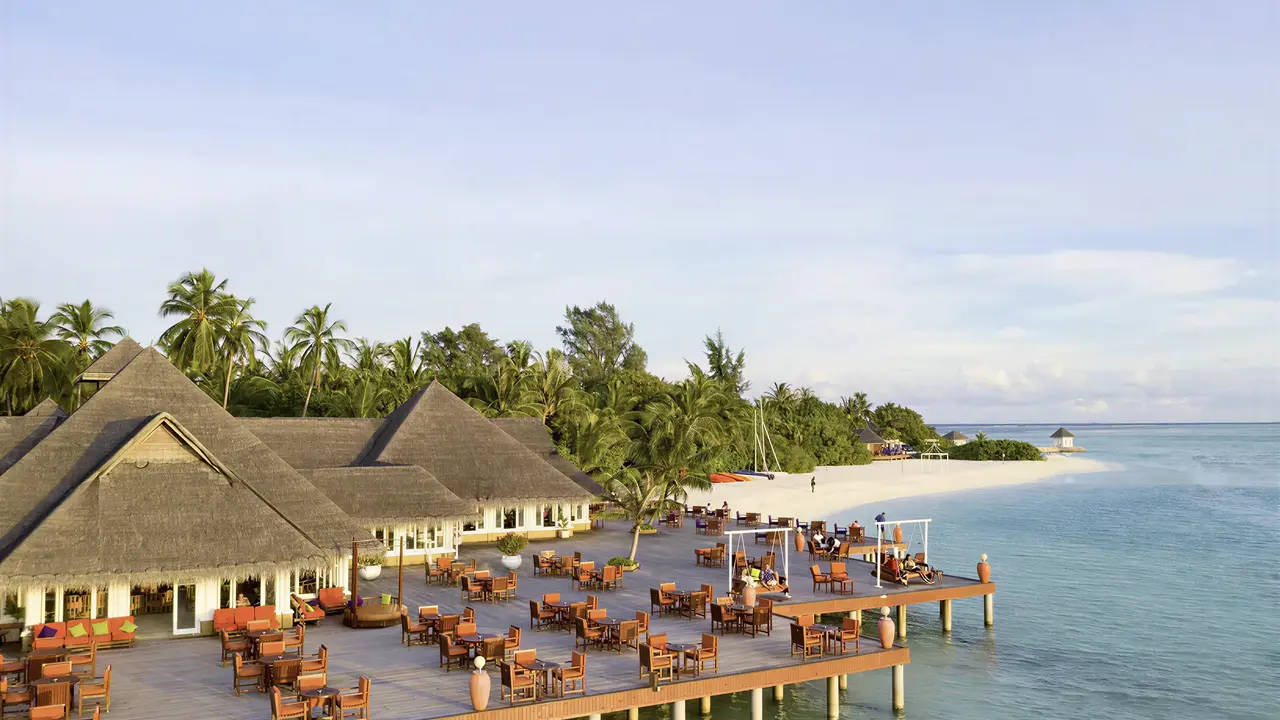 Taras nad wodą i plaża w Sun Siyam Olhuveli