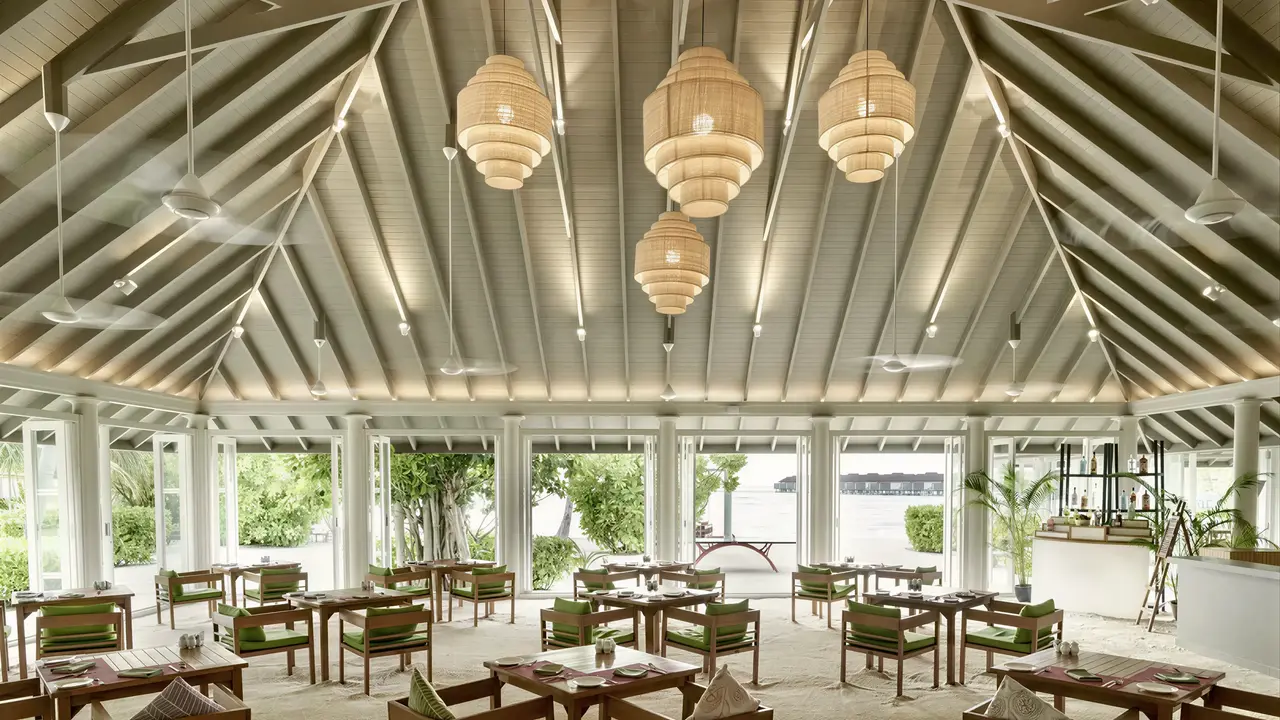 Restauracja w Sun Siyam Olhuveli z ustawionymi stolikami