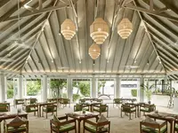 Restauracja w Sun Siyam Olhuveli z ustawionymi stolikami