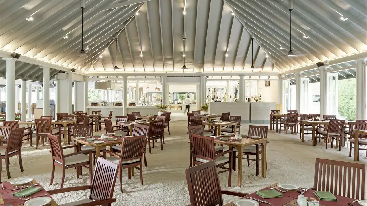 Restauracja w Sun Siyam Olhuveli z drewnianymi stołami