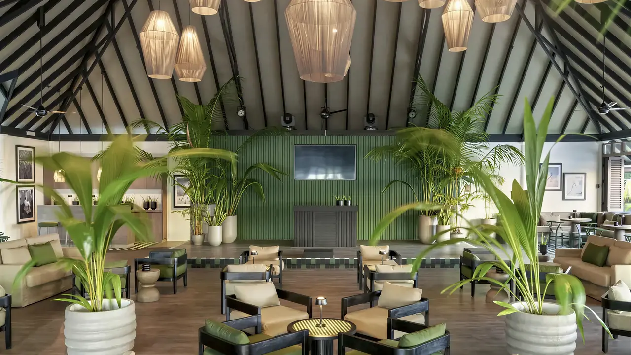 Wnętrze eleganckiego lobby w Sun Siyam Olhuveli