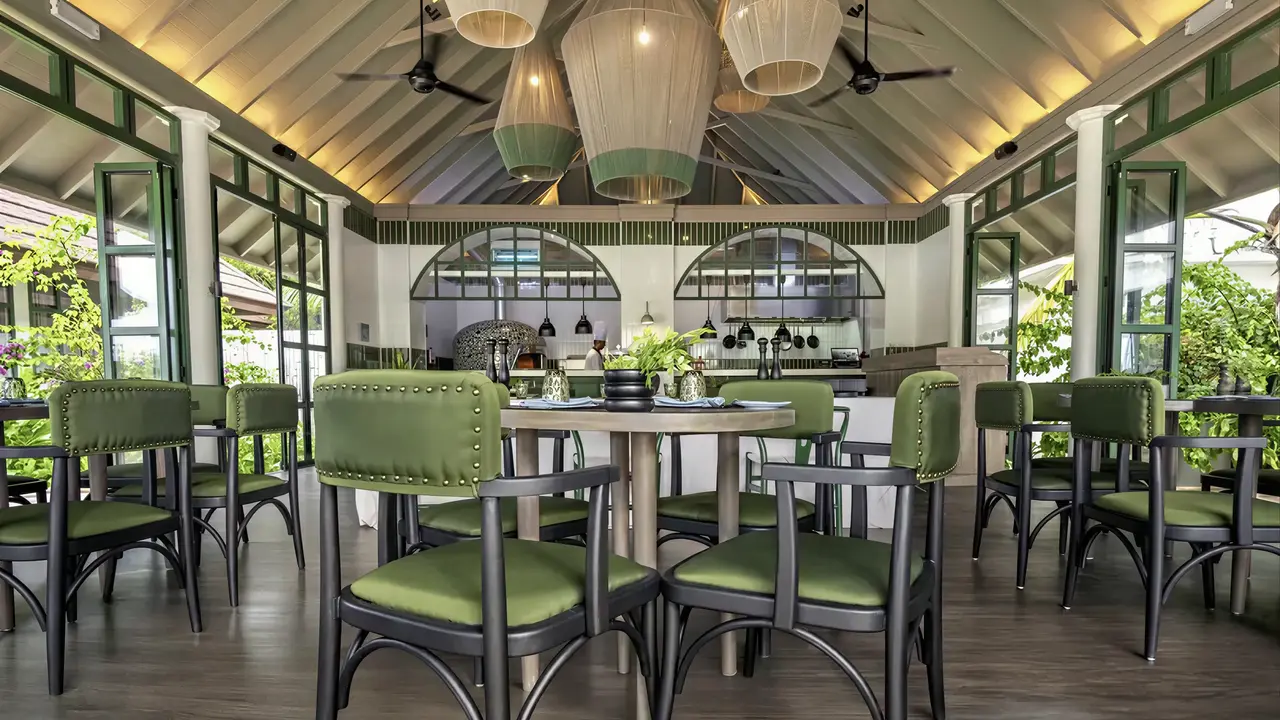 Restauracja w Sun Siyam Olhuveli z eleganckimi stołami