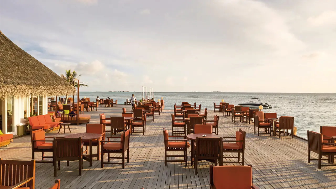 Taras nadmorski z meblami w Sun Siyam Olhuveli