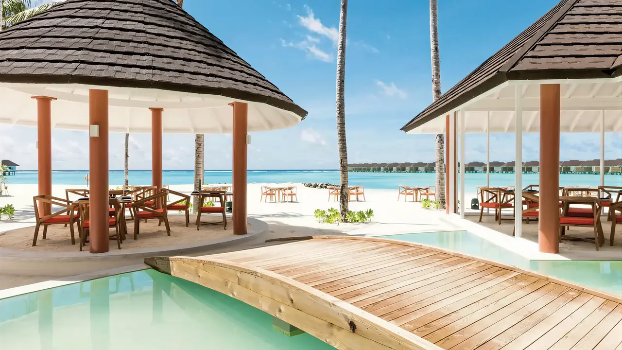 Pawilony i drewniany mostzek w Sun Siyam Olhuveli