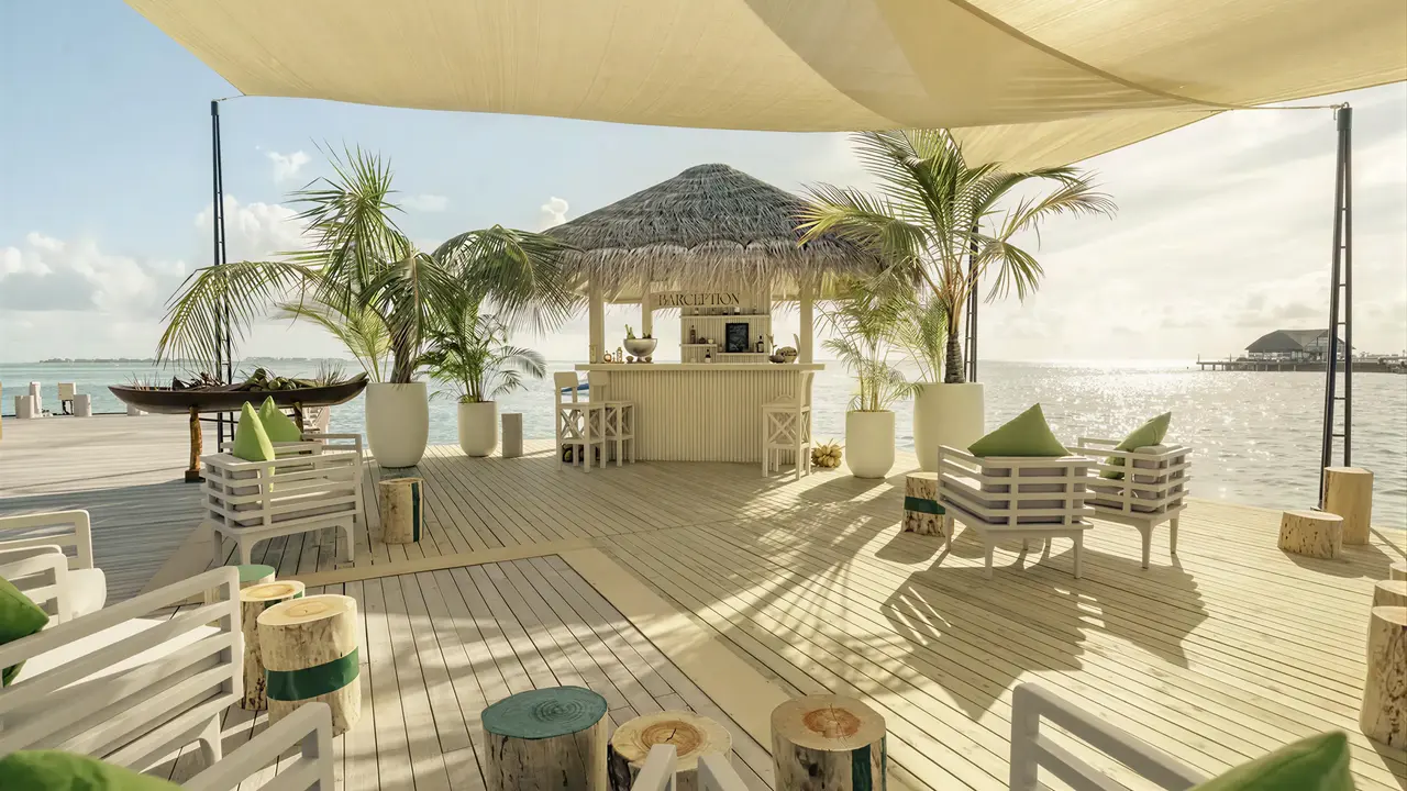 Bar na tarasie w Sun Siyam Olhuveli nad wodą