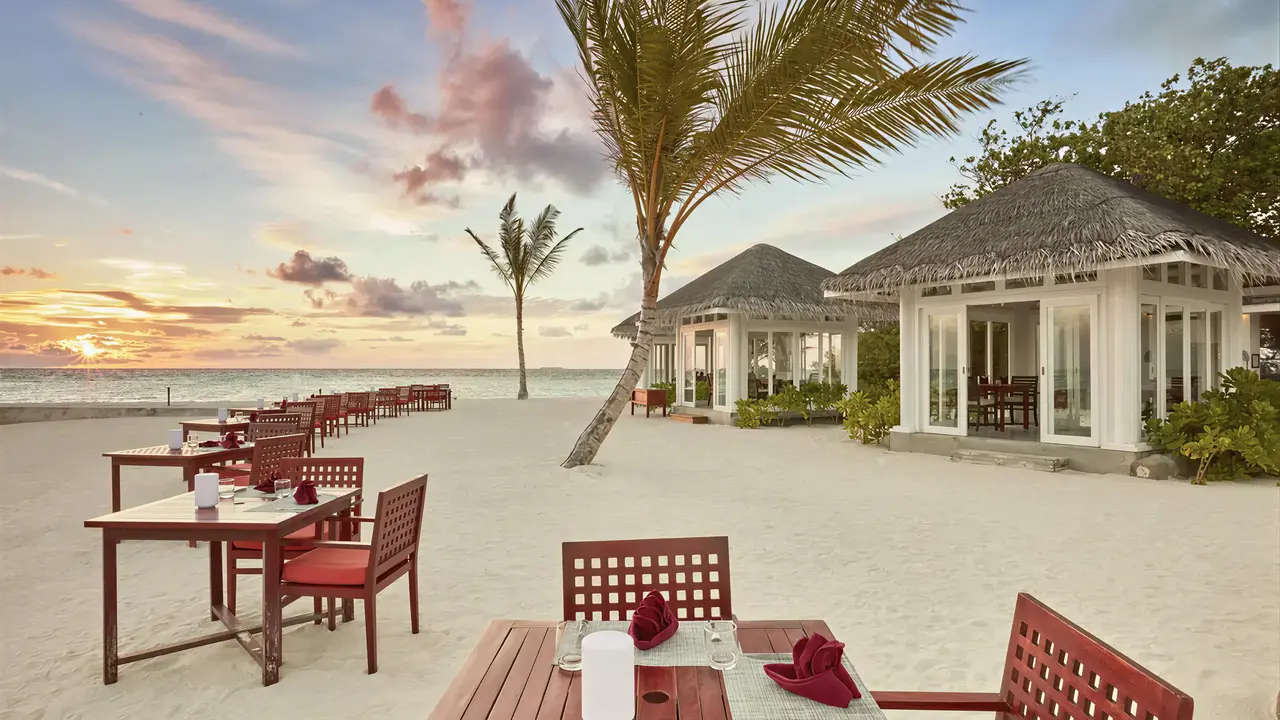 Stolik restauracyjny na plaży w Sun Siyam Olhuveli