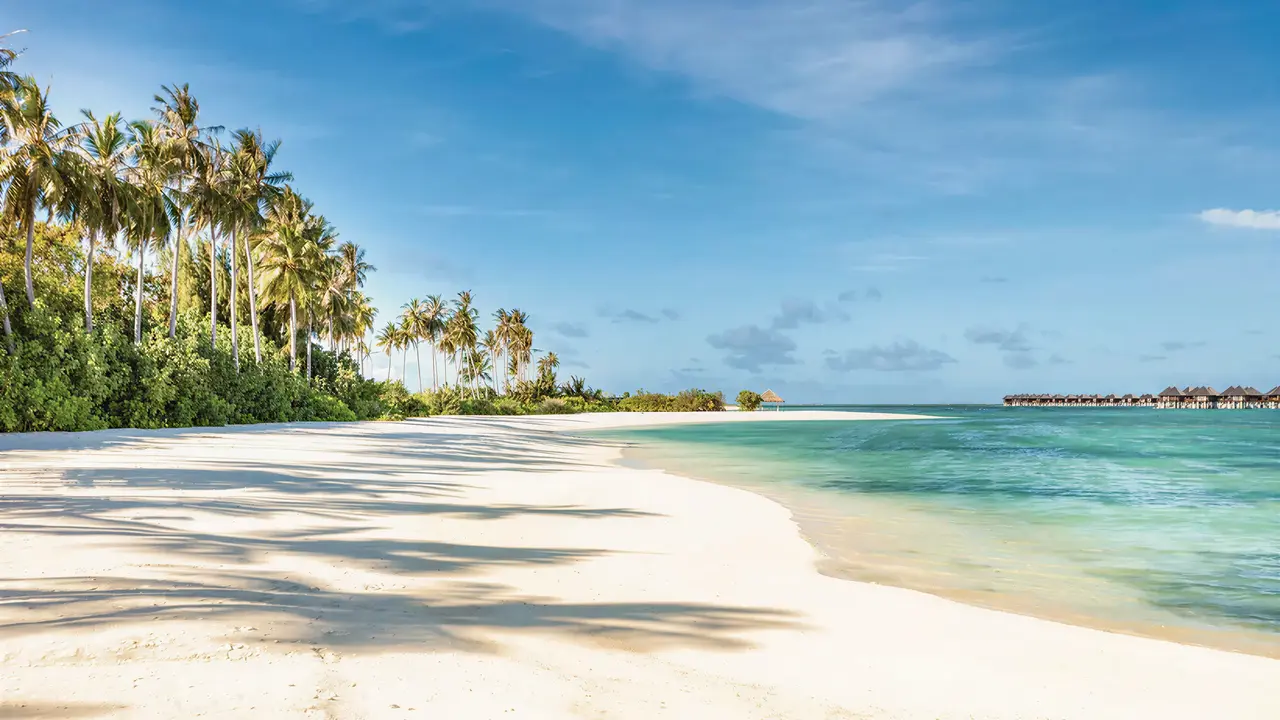 Biała piaszczysta plaża w Sun Siyam Olhuveli