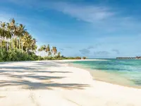 Biała piaszczysta plaża w Sun Siyam Olhuveli