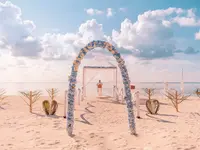 Łuk kwiatowy na plaży w Sun Siyam Olhuveli