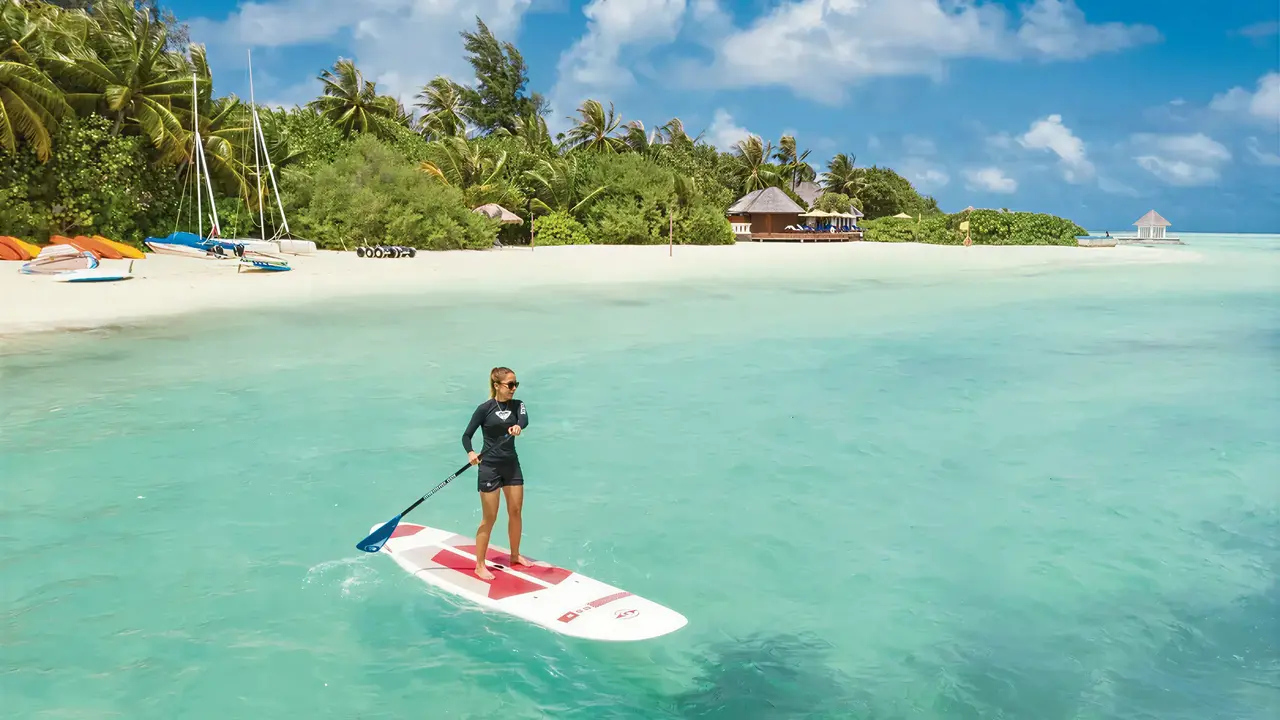 Osoba na desce SUP w Sun Siyam Olhuveli