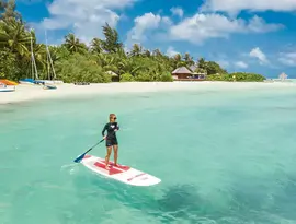 Osoba na desce SUP w Sun Siyam Olhuveli