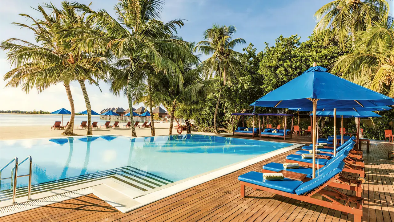Basen z leżakami w Sun Siyam Olhuveli