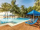 Basen z leżakami w Sun Siyam Olhuveli