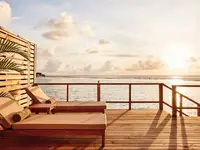Taras z leżakami nad morzem w Sun Siyam Olhuveli
