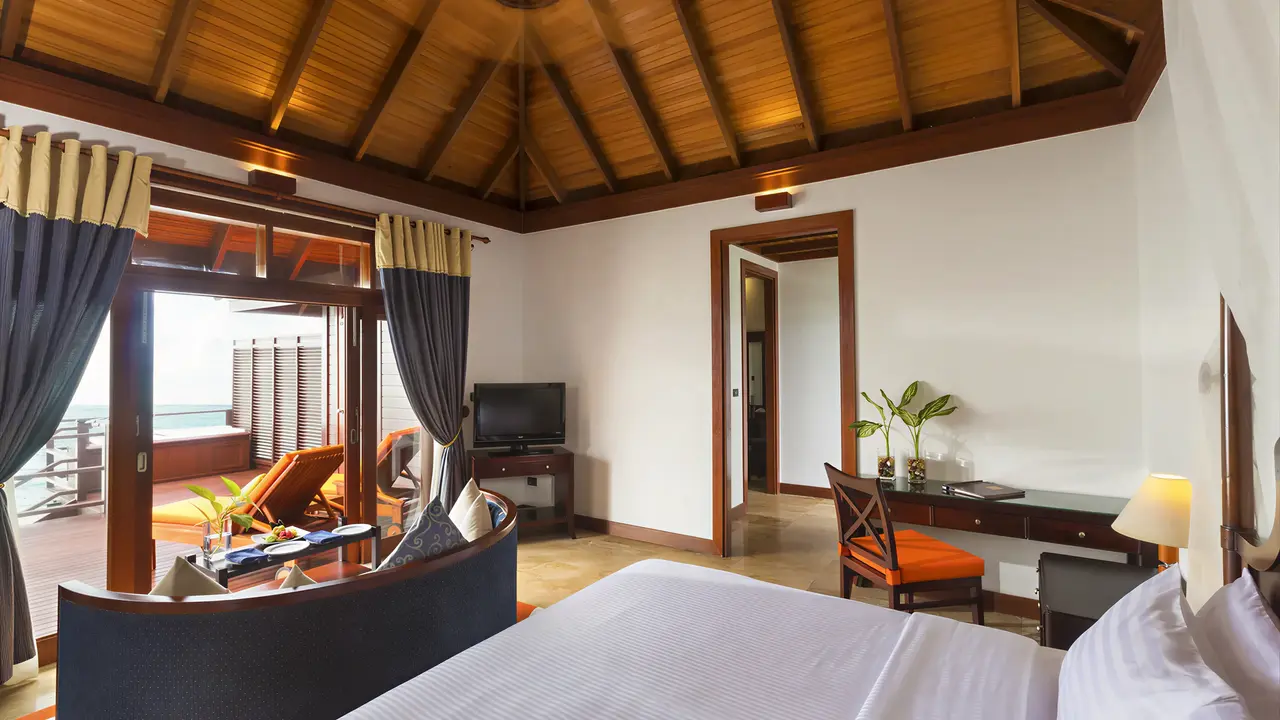 Sypialnia w hotelu Sun Siyam Olhuveli z widokiem na taras