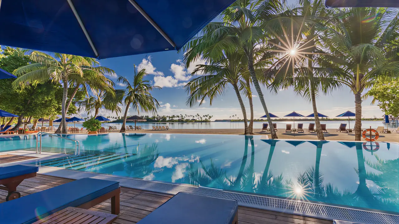 Basen z widokiem na plażę w Sun Siyam Olhuveli